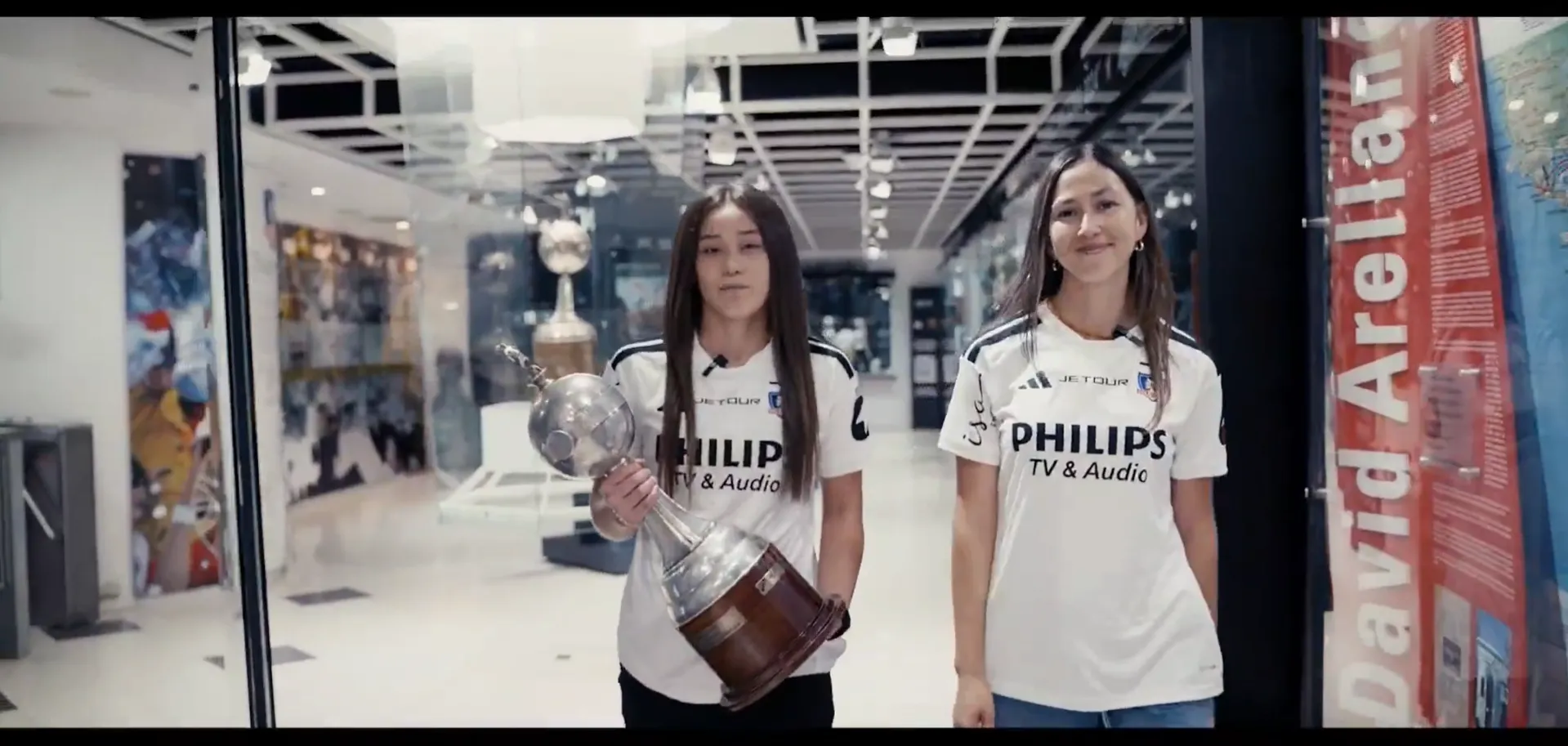 Rocío Soto (derecha) junto a Catalina Muñoz (izquierda) portando la Copa Libertadores 2012. Foto: Captura.