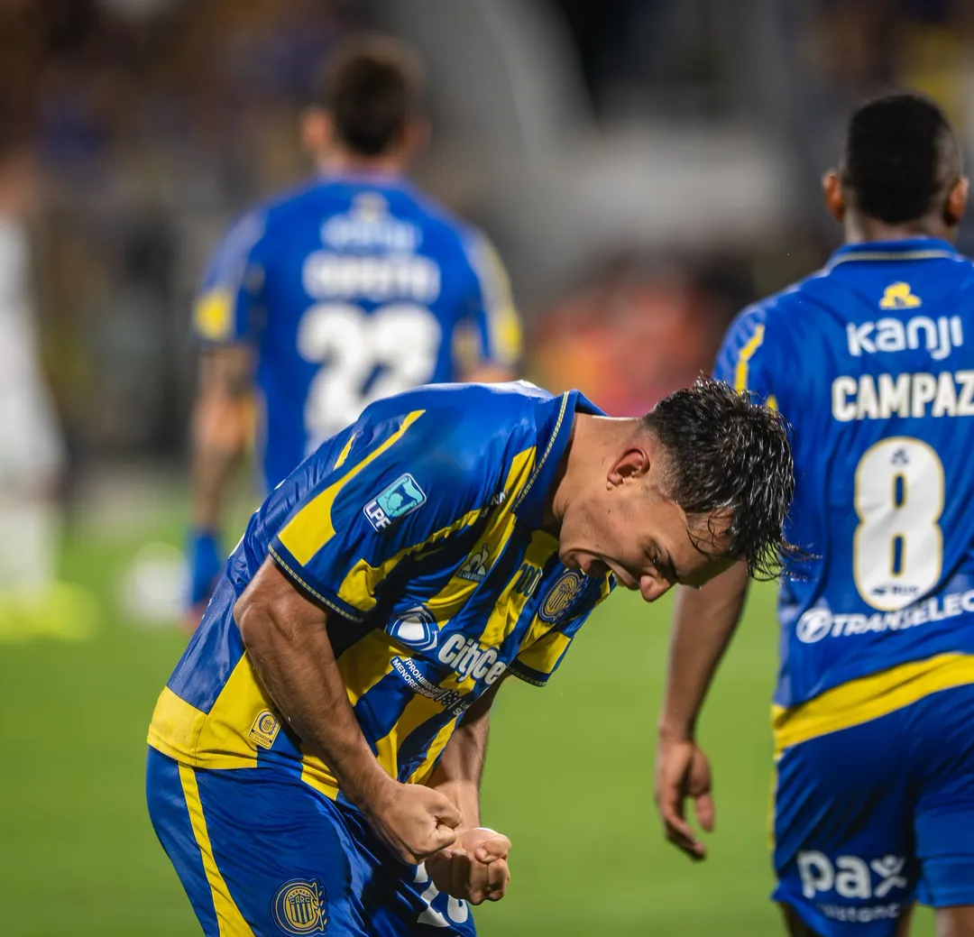 Vicente Pizarro recibe elogios por parte de Jorge Almirón.Imagen: Rosario Central