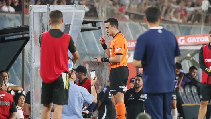 El VAR implementará una sorprendente medida en el fútbol chileno y Colo Colo lo mira con atención.