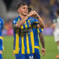 El alocado festejo de Almirón por el primer gol de Pizarro en Rosario