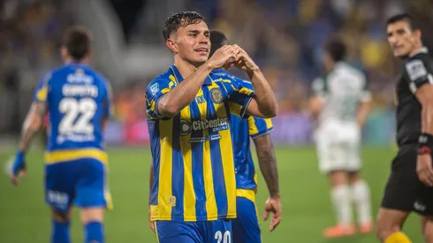 El alocado festejo de Almirón por el primer gol de Pizarro en Rosario.