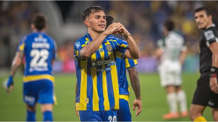 El alocado festejo de Almirón por el primer gol de Pizarro en Rosario.