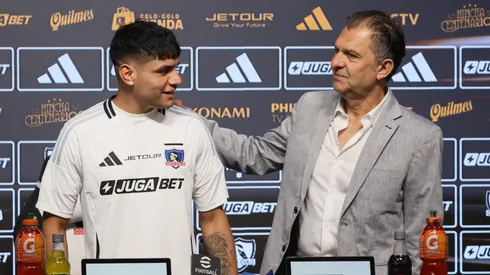 Claudio Aquino le lanza flores a Aníbal Mosa.