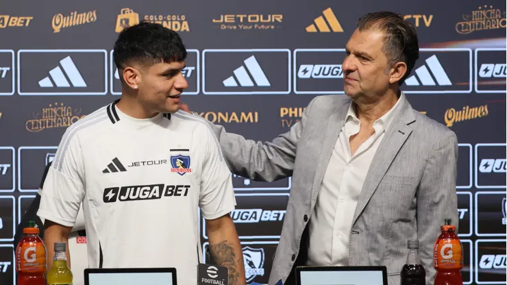 Claudio Aquino le lanza flores a Aníbal Mosa.