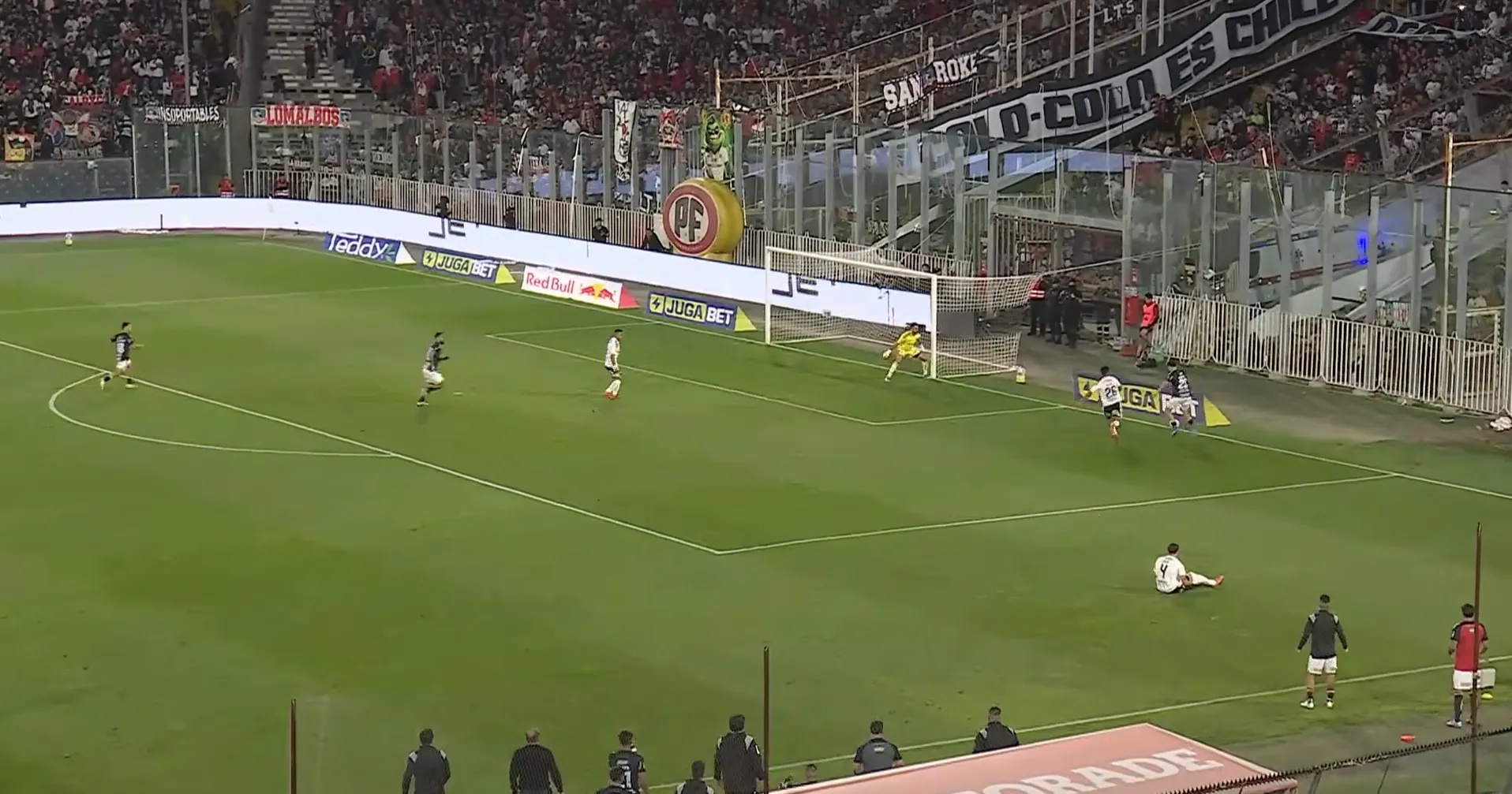 Joaquín Sosa fue el primer lesionado en el gol anulado de Palestino. Foto: Captura TNT Sports