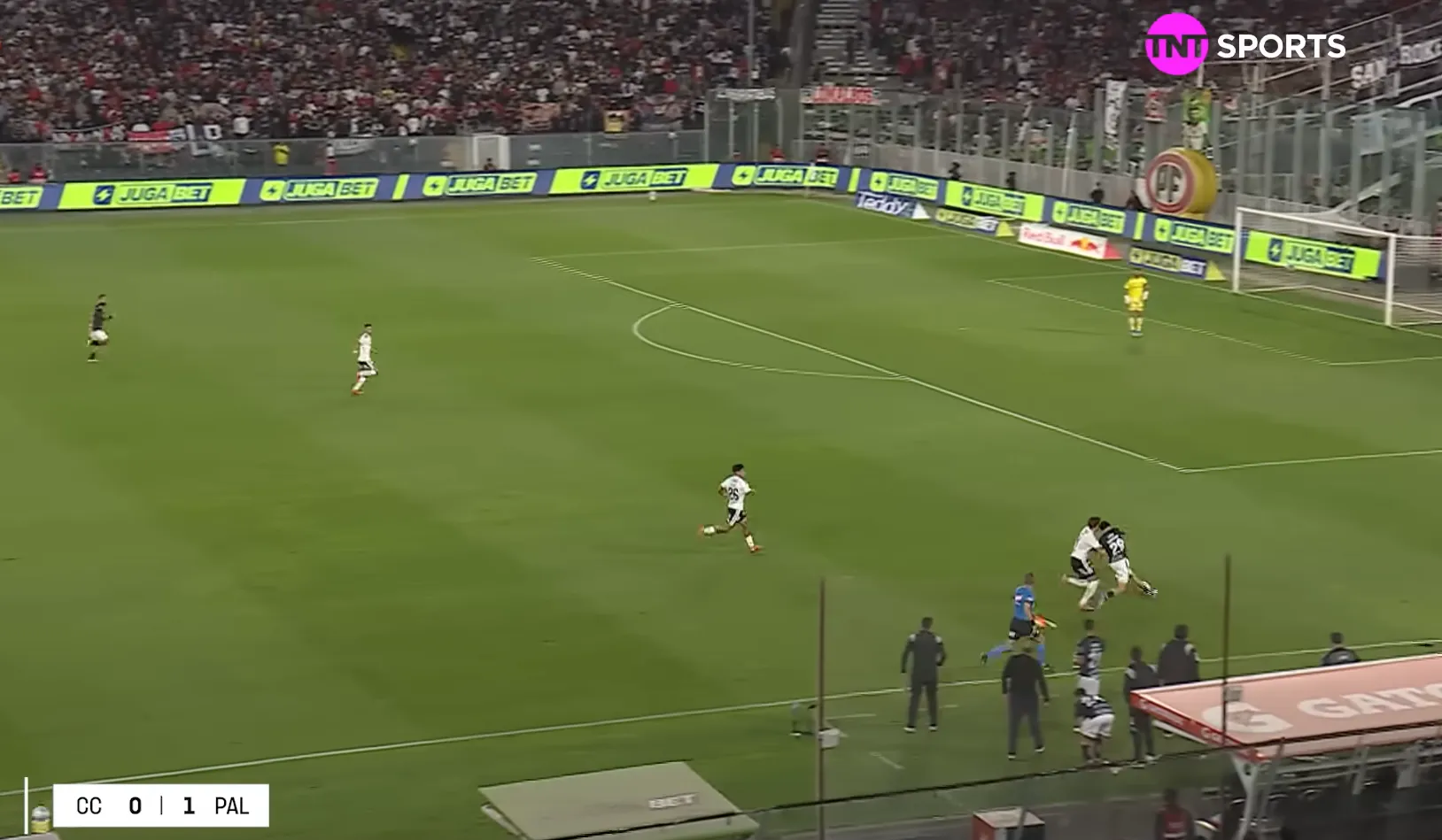 Ian Garguez se lleva en velocidad a Joaquín Sosa. Foto: Captura TNT Sports