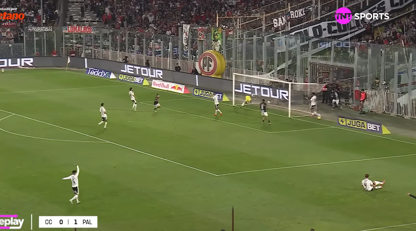 Fernando de Paul termina en el fondo de la portería. Foto: Captura TNT Sports