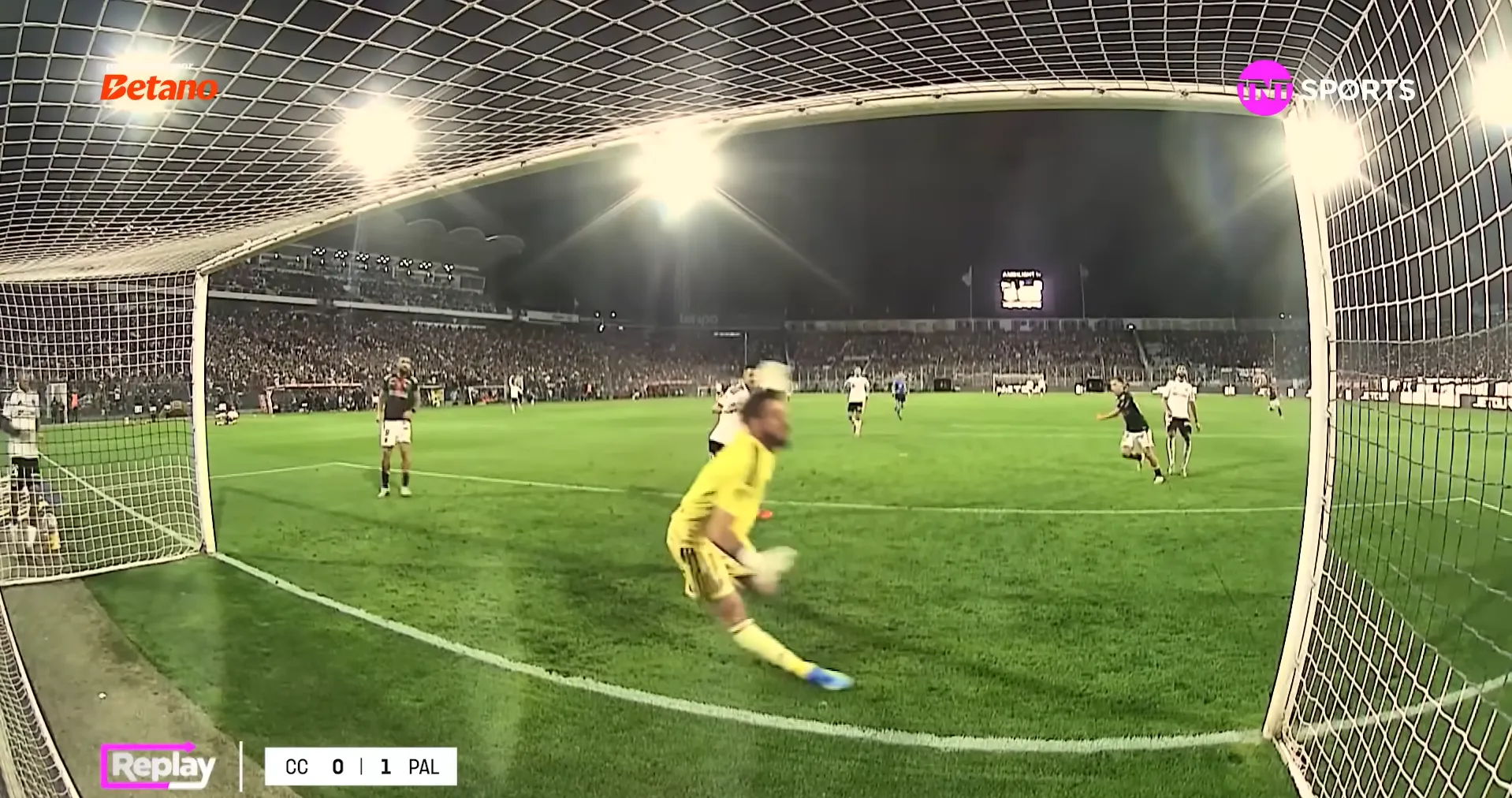 De Paul estira la pierna derecha al intentar atajar el cabezazo de Gallegos. Foto: Captura TNT Sports