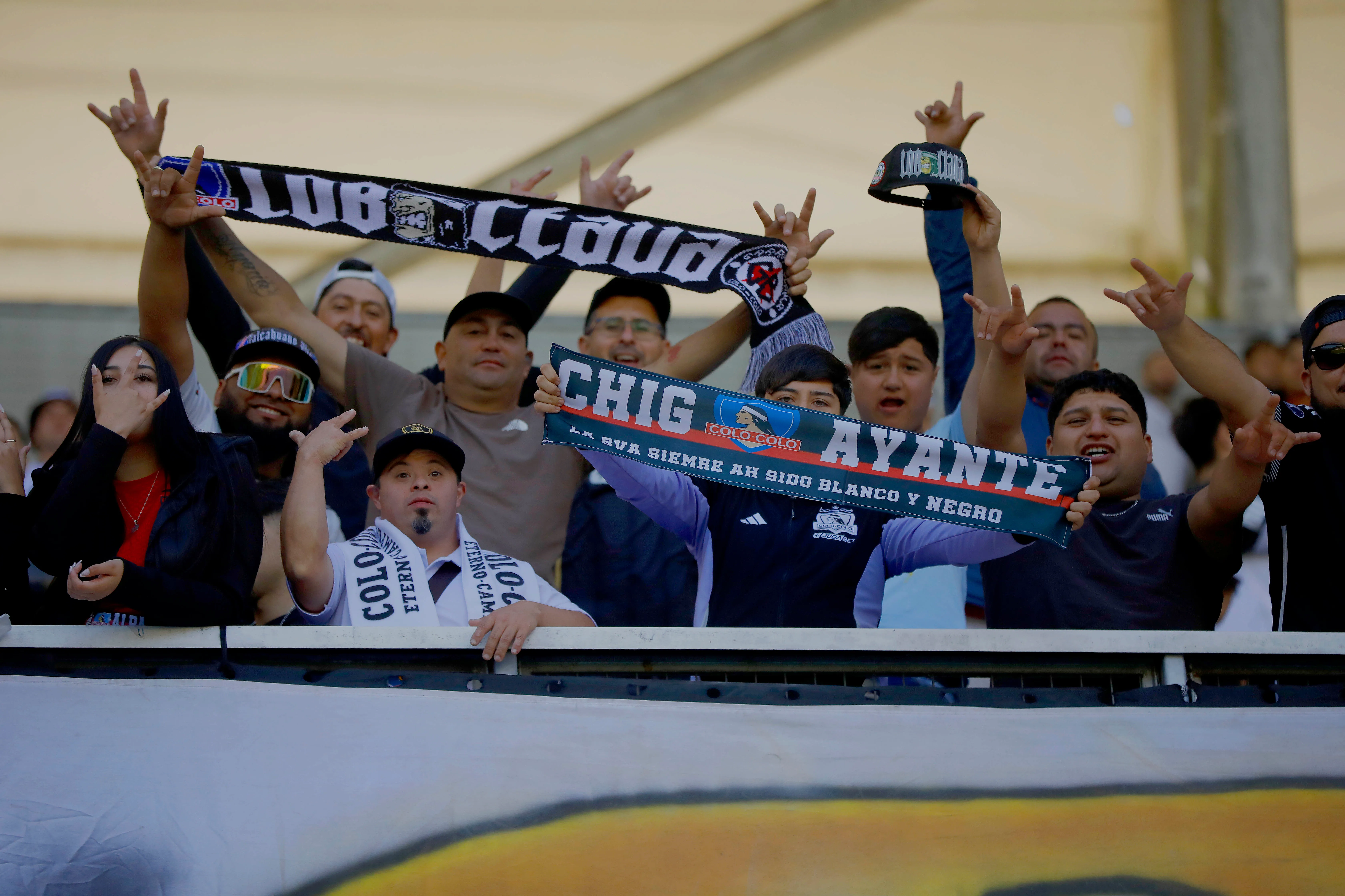 Los hinchas del Cacique teñirán de blanco y negro el Estadio Ester Roa Rebolledo. 