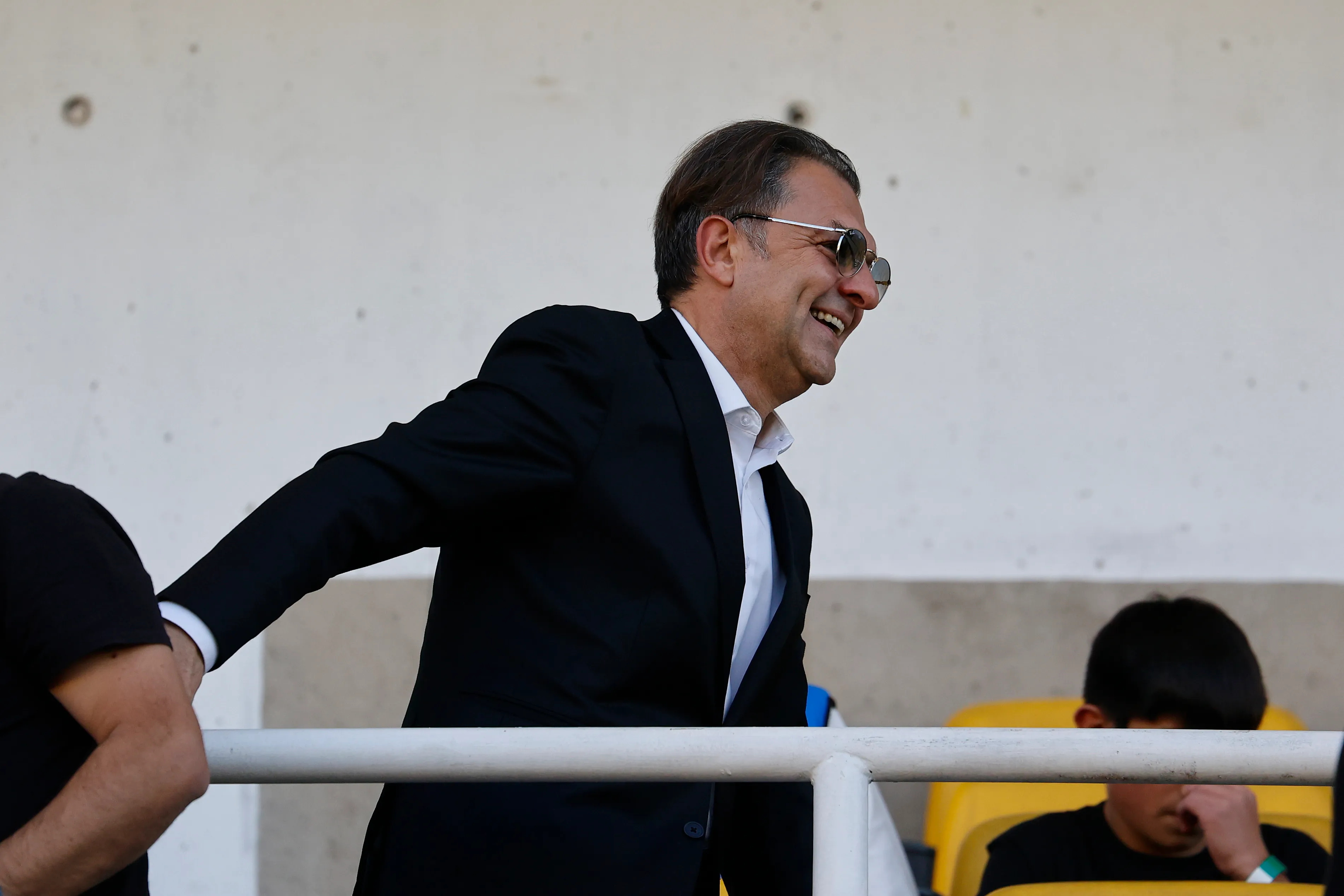 Aníbal Mosa busca comprar las acciones de Leonidas Vial y así tener casi el control total de Blanco y Negro. 