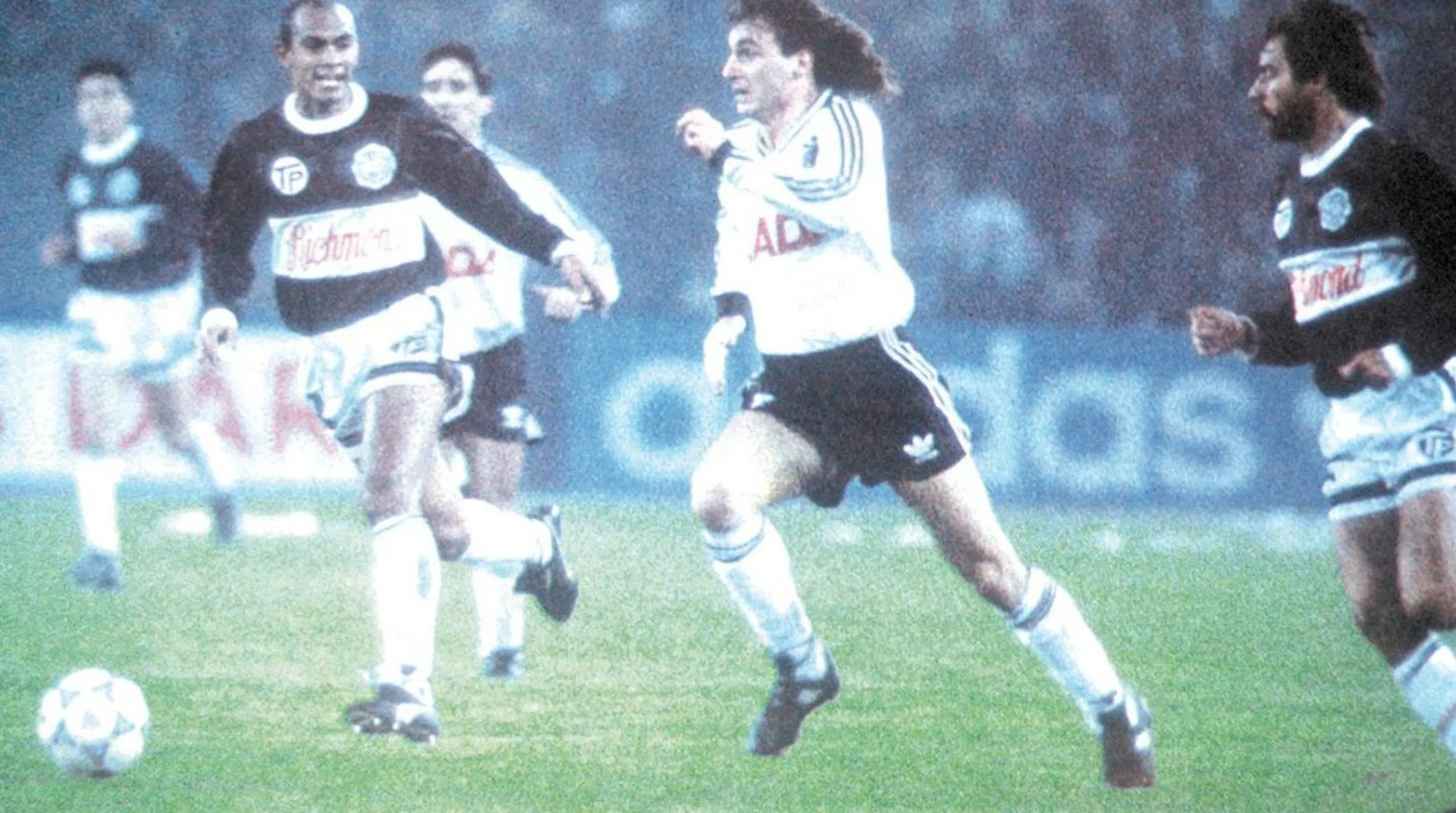 Desde octavos de final en adelante, adidas vistió a Colo Colo. Foto: Archivo.