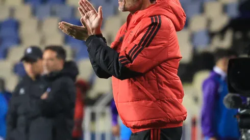 Fernando Ortiz se saca el sombrero con los hinchas de Colo Colo.