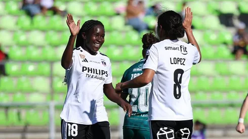 Colo Colo Femenino salta a la cancha del Monumental.