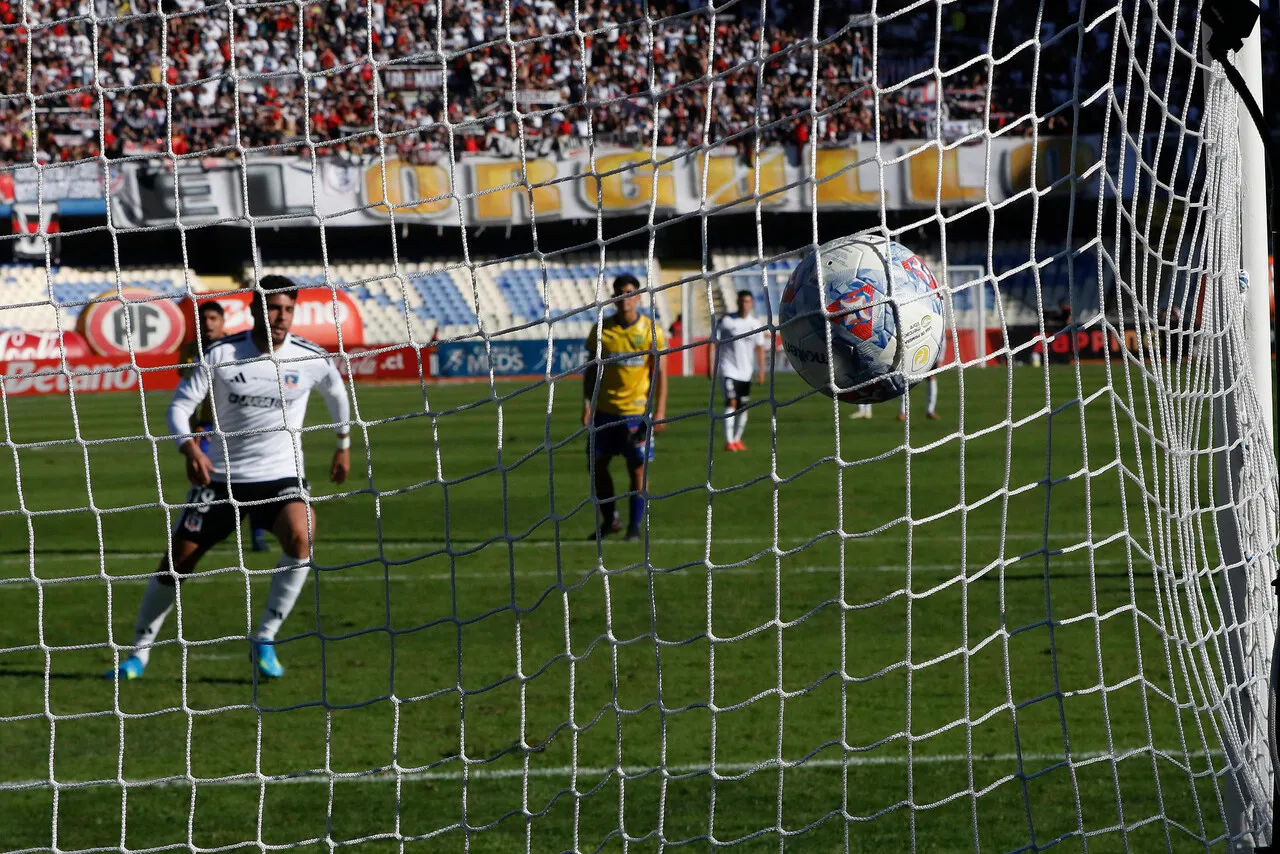 Maximiliano Romero anota para Colo Colo ante la U. de Concepción.Imagen: Marco Vázquez/Photosport