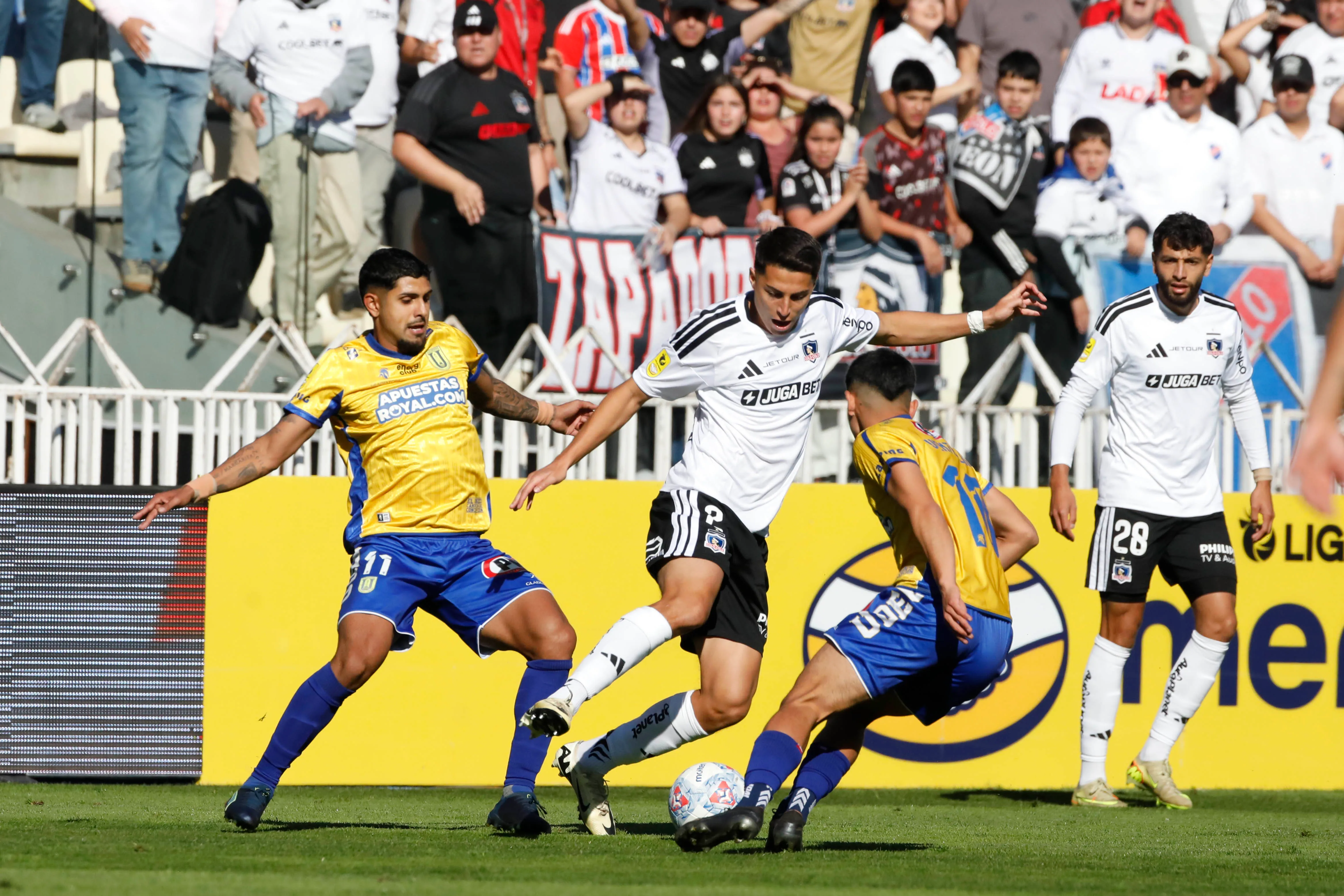 Jonathan Villagra no logró terminar el encuentro ante Universidad de Concepción y abandonó la cancha por molestias físicas. 
