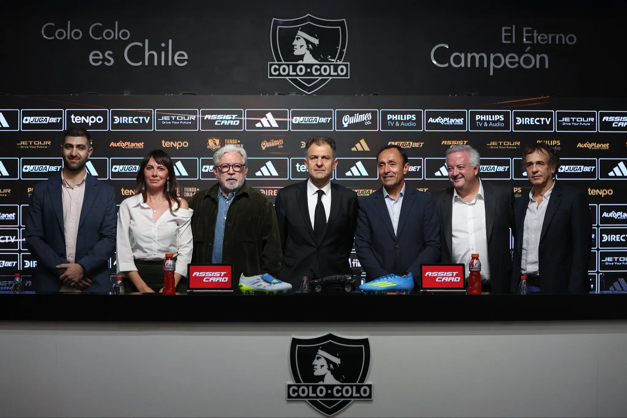 Parte de la nueva directiva de Blanco y Negro. Foto: Colo Colo.