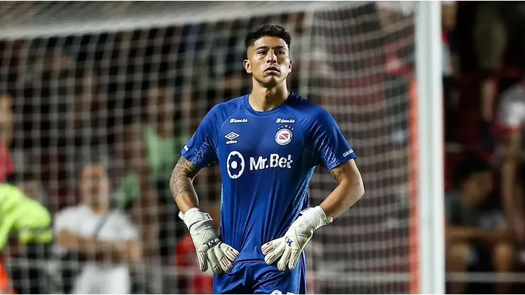 El método de Argentinos para retener a Cortés ante interés de Boca.