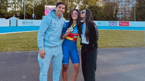 ¡Trimedallista y con el ADN ganador! Aylén Fernández, hija de Matías Fernández, la rompe en el patín carrera.