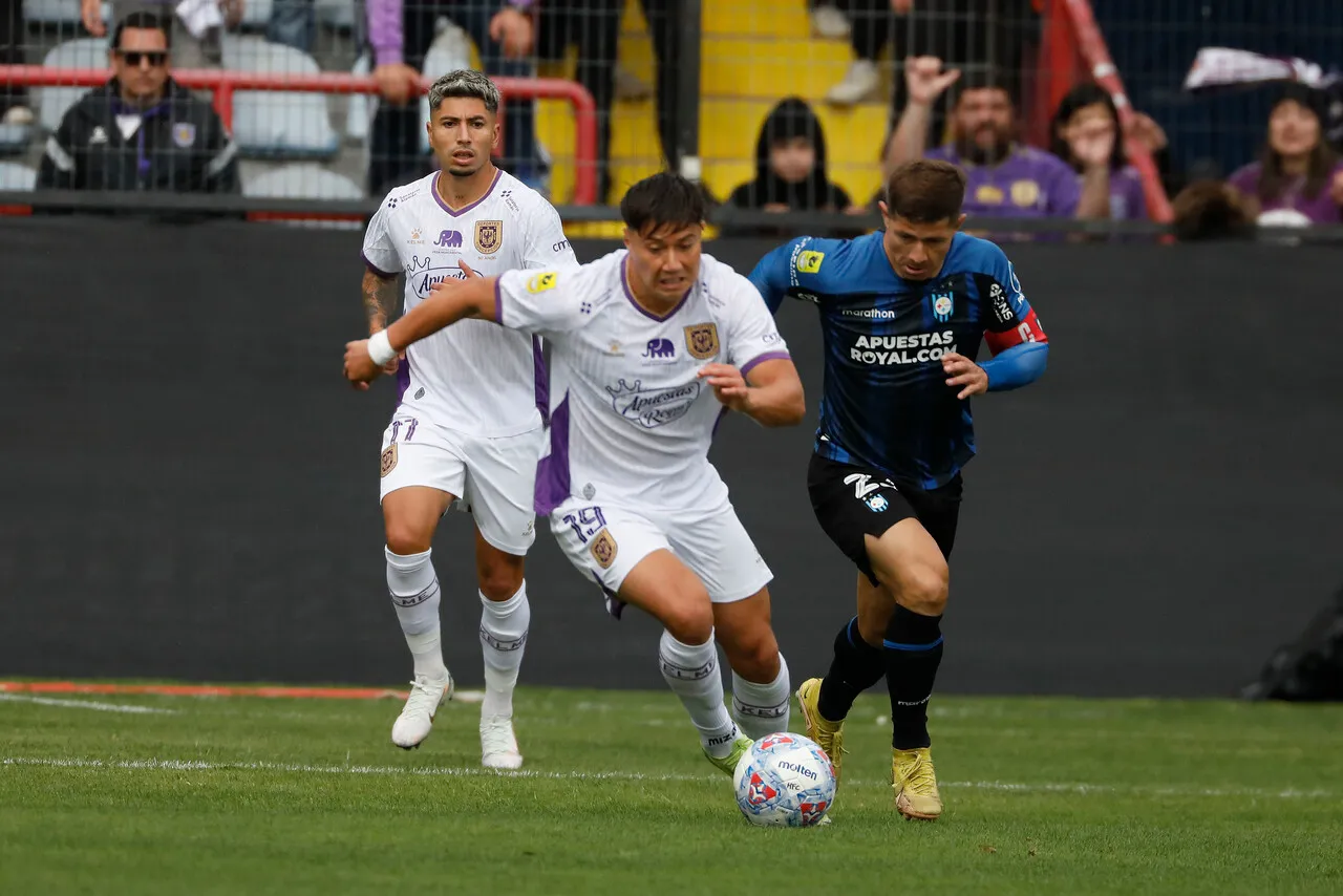Huachipato y Deportes Concepción se verán las caras en la Copa de la Liga.Imagen: Marco Vásquez/Photosport