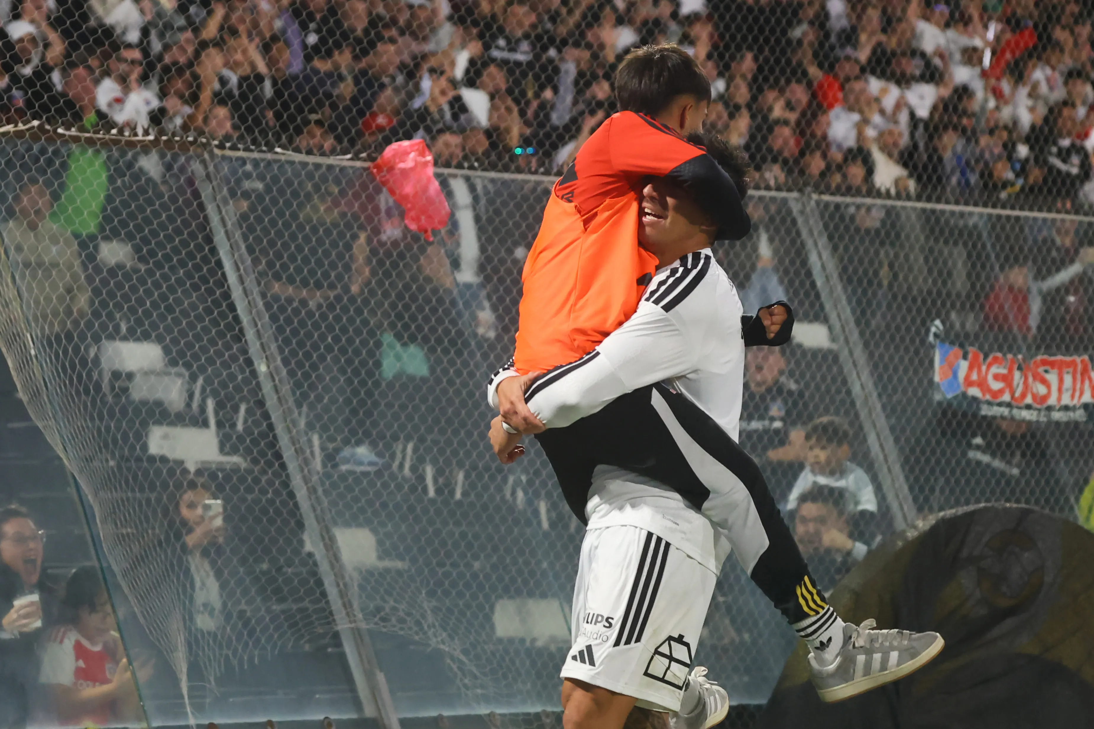 Javier Correa celebró el gol de Colo Colo junto a su hijo | Foto: Photosport