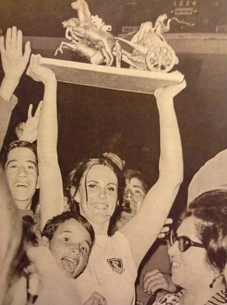 Ismenia Pauchard levantando un título junto a Colo Colo. Foto: Archivo/Mujeres Bacanas