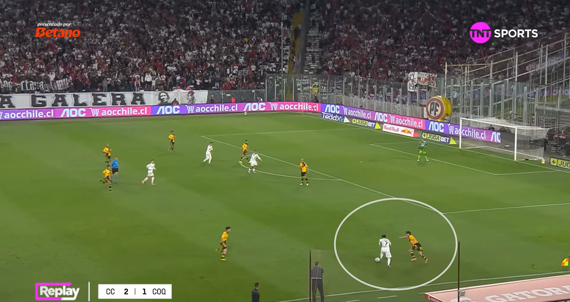 Marchant recibe el balón y queda en el 1vs1 con Juan Cornejo, mientras Javier Correa pide el balón.
