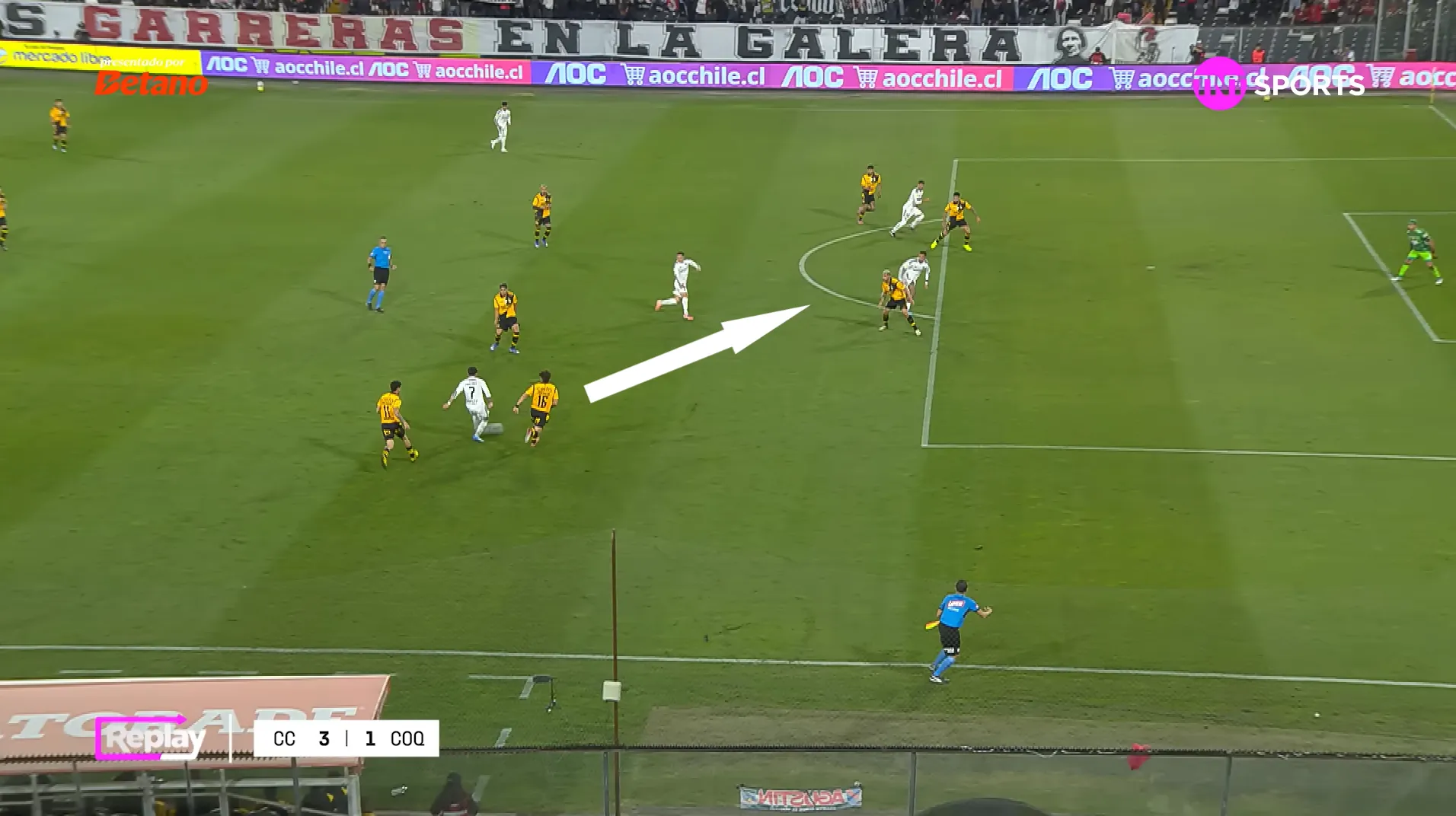 Marchant provoca que el lateral, más otros jugadores se concentren en él para el pase a Correa.