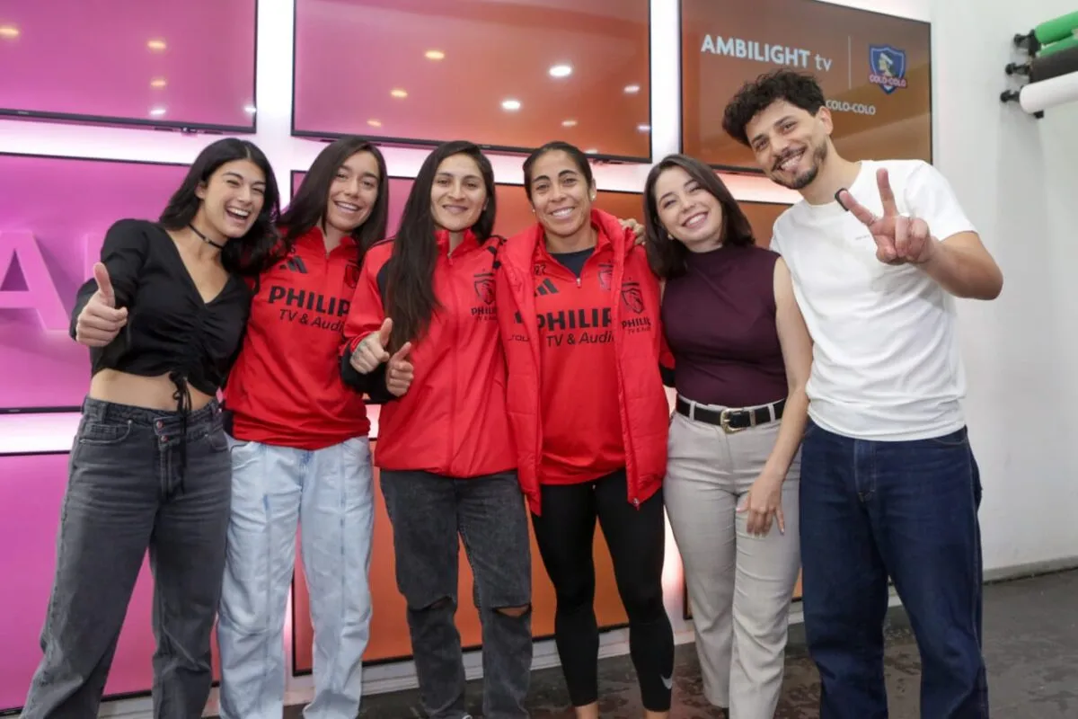 Colo Colo Femenino comparte con parte del equipo de “Fuera de Juego”. Foto: TVN.