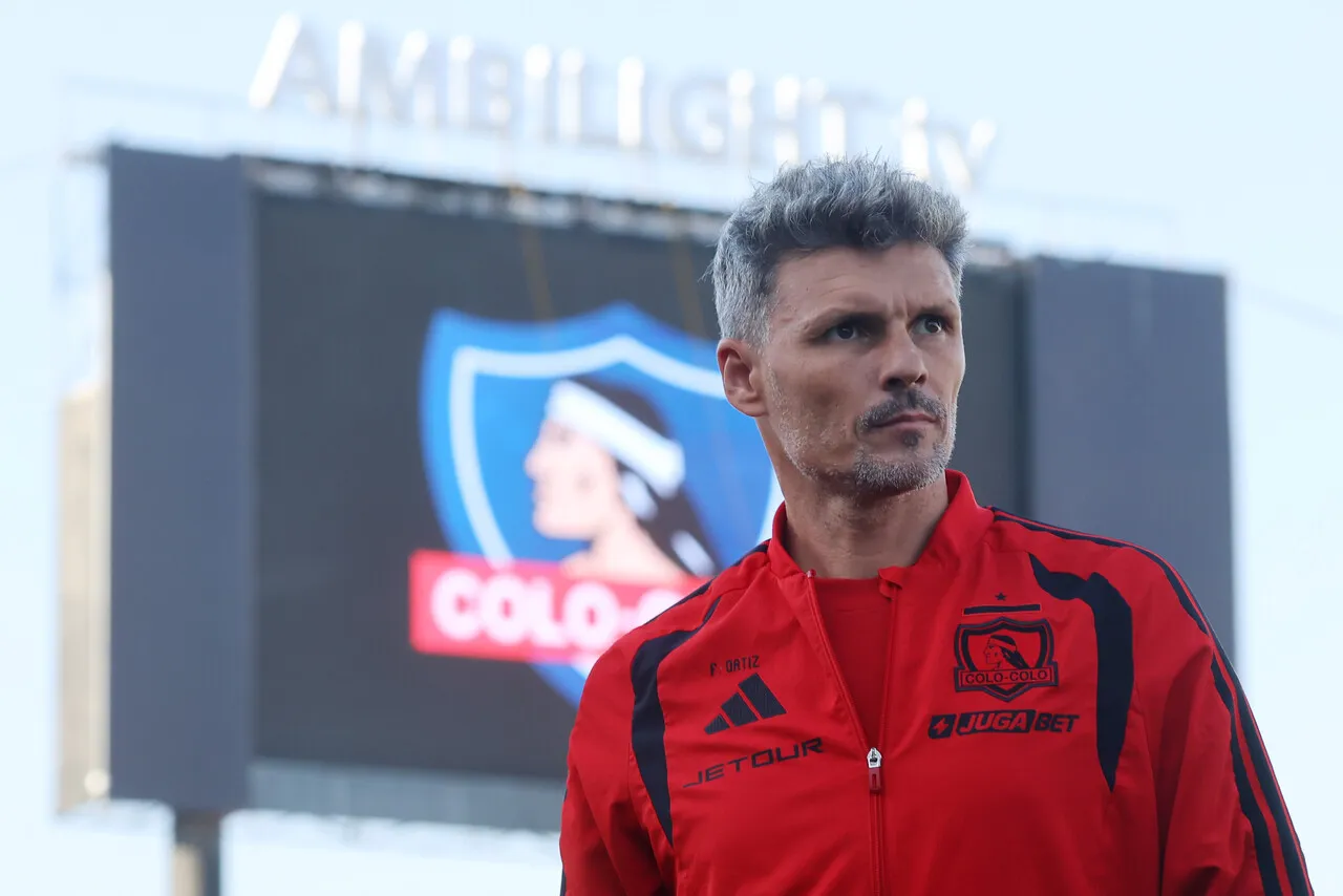 Fernando Ortiz aún no define la formación de Colo Colo.Imagen: Jonnathan Oyarzun/Photosport