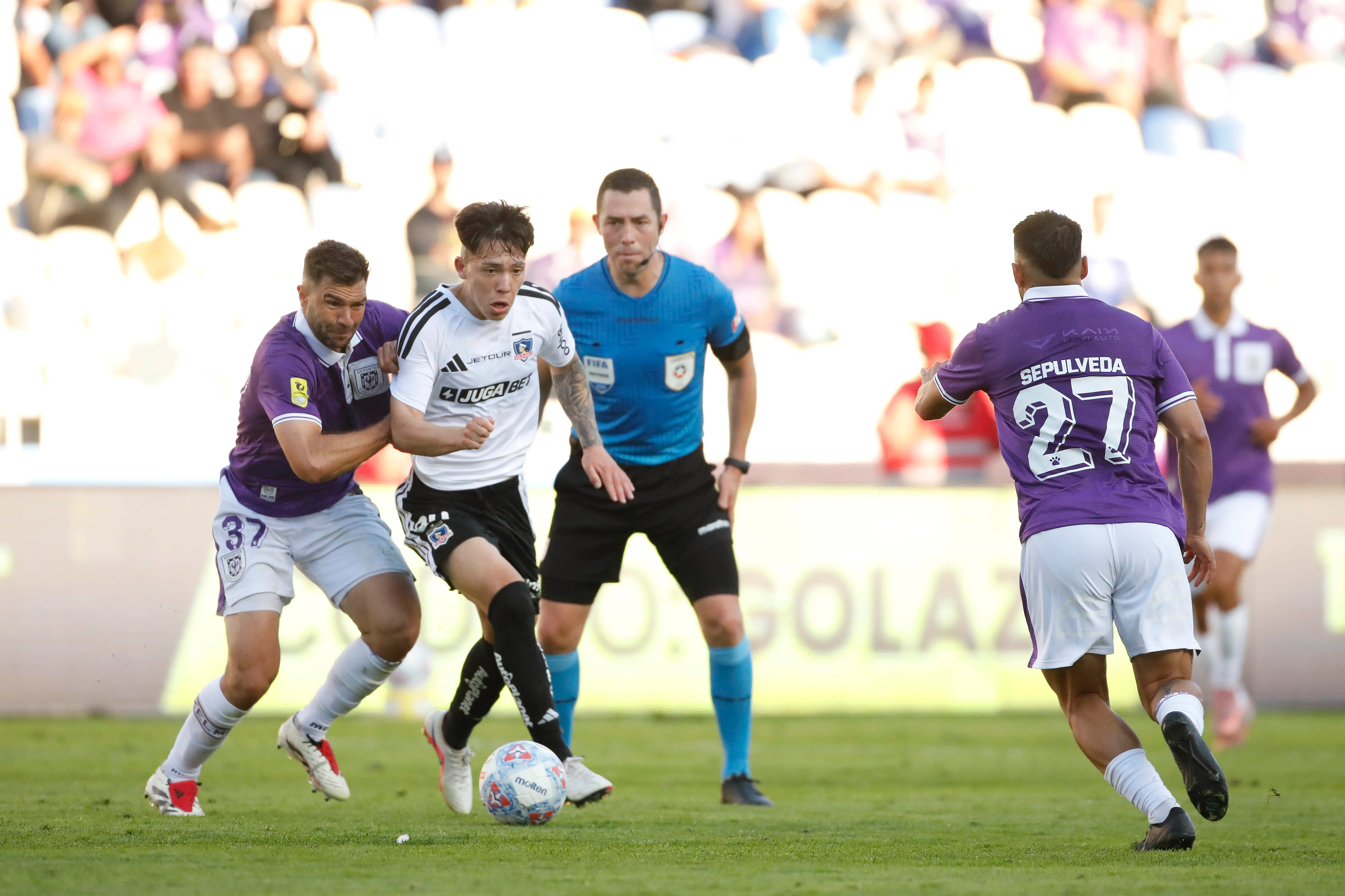 Leandro Hernández es la sorpresa de Fernando Ortiz en la formación de Colo Colo. Foto: Marco Vazquez/Photosport
