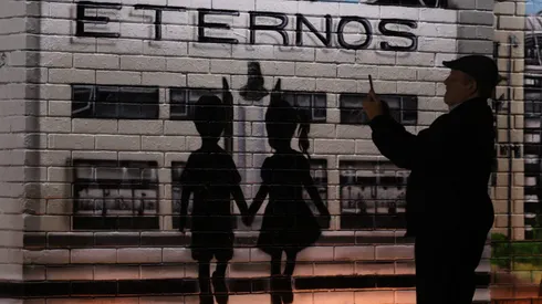 Vandalizan el memorial de Mylan y Martina, los hinchas de Colo Colo que murieron en 2025, en el Estadio Monumental.