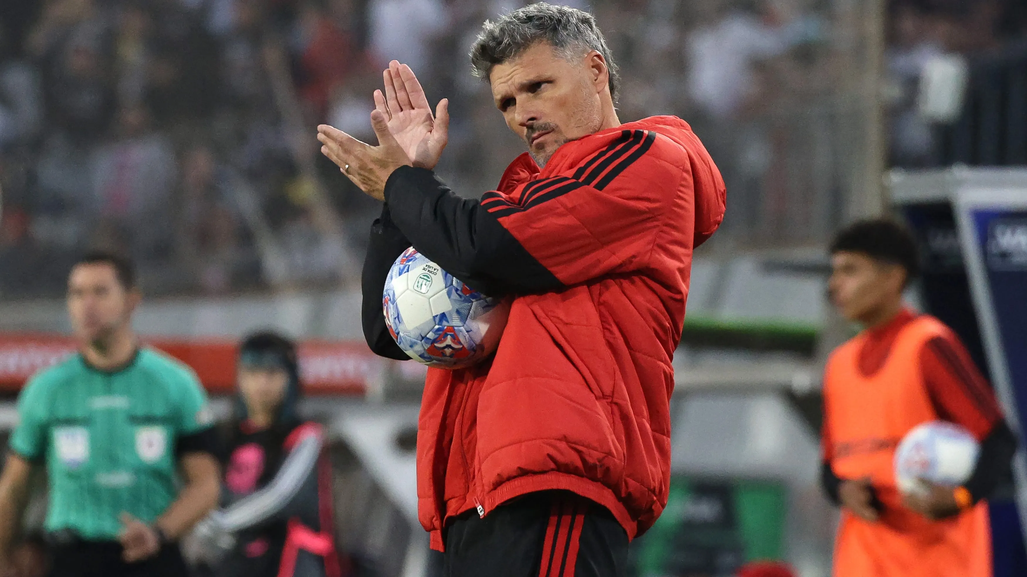 Fernando Ortiz se aferra a su cargo en Colo Colo.