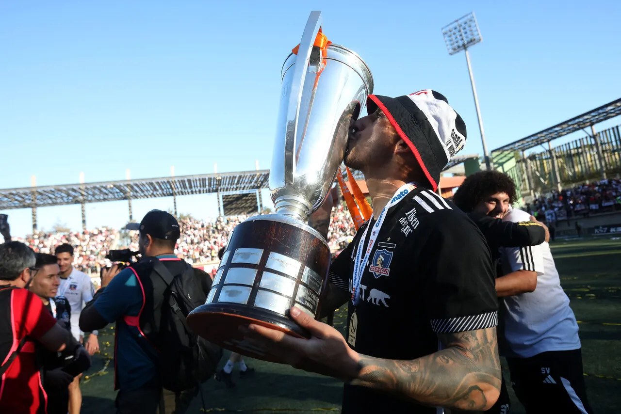 Javier Correa con el título del 2024 con Colo Colo.Imagen: Javier&nbsp;Salvo/Photosport