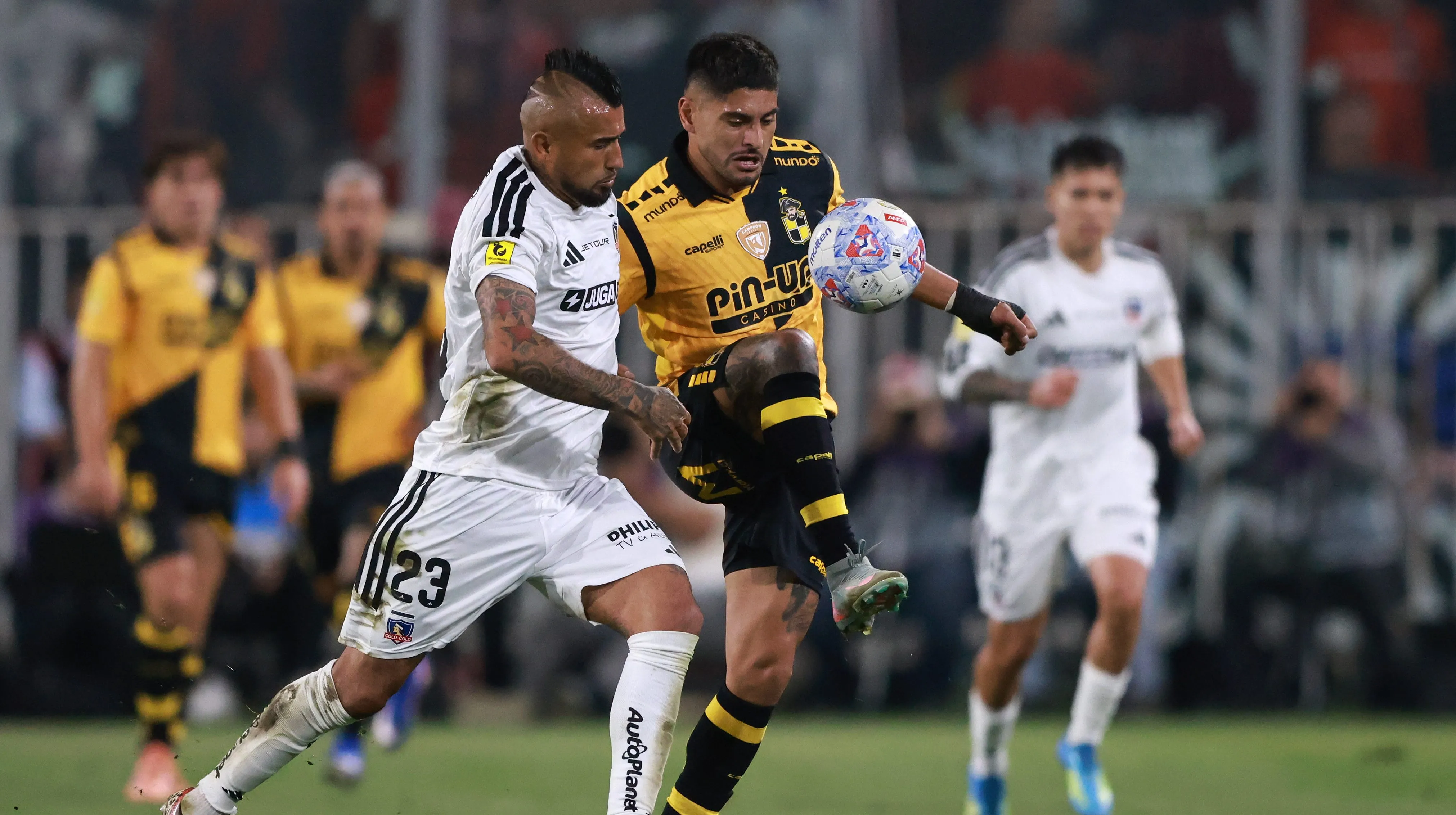 Arturo Vidal estuvo presente en los dos partidos ante Coquimbo Unido formando la línea de tres en el fondo. Foto: Photosport.