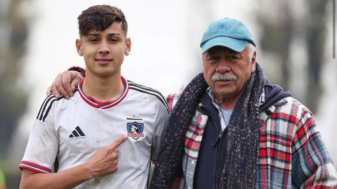 Carlos Caszely junto a su nieto Franco Garrido en Colo Colo.