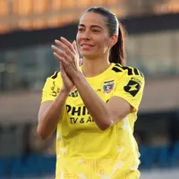 Ryann Torrero saca a pasear a hincha de la UC que quiso pasarse de listo