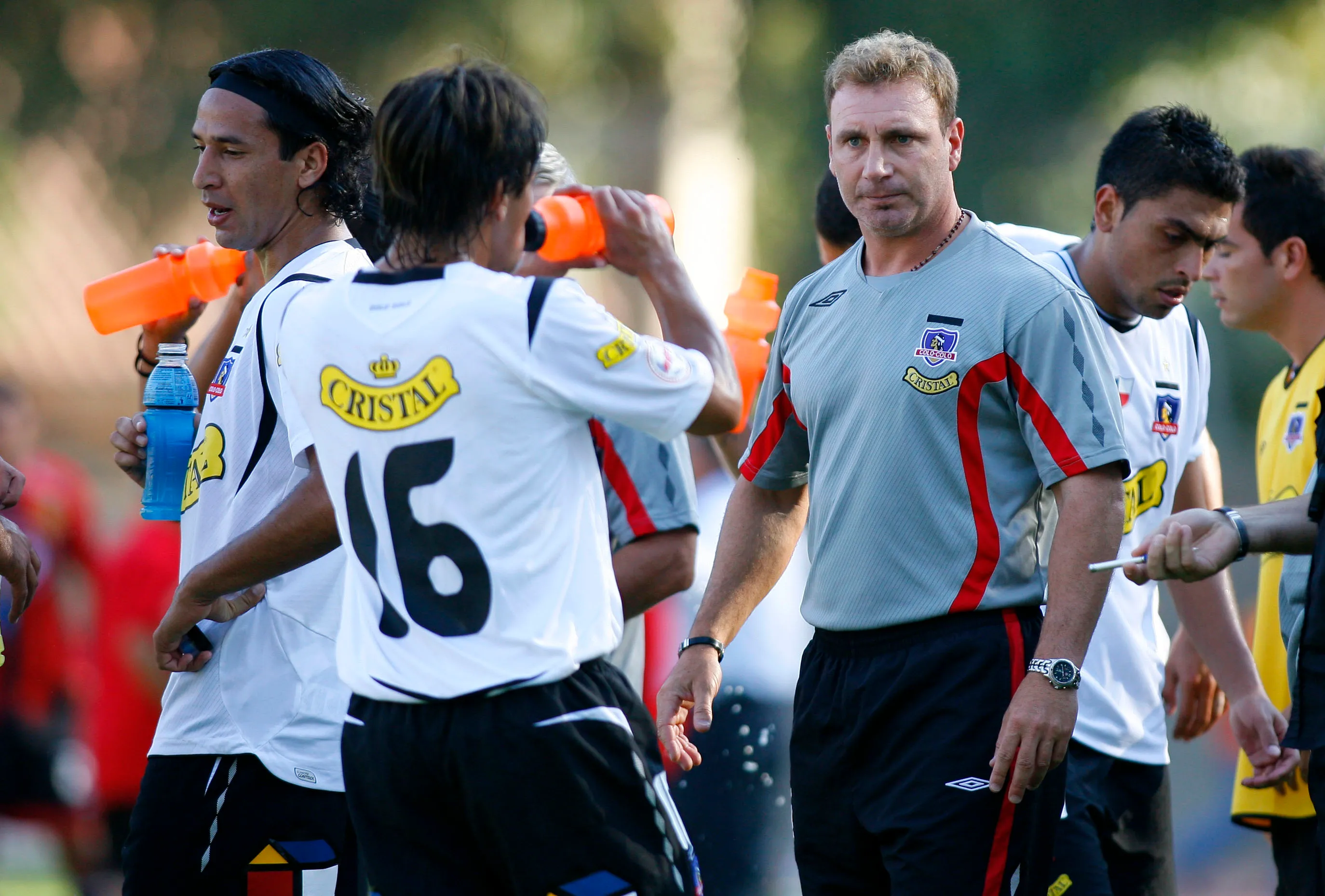 Marcelo Barticciotto en la banca de Colo Colo durante el 2009.Imagen: Andrés Pina/Photosport