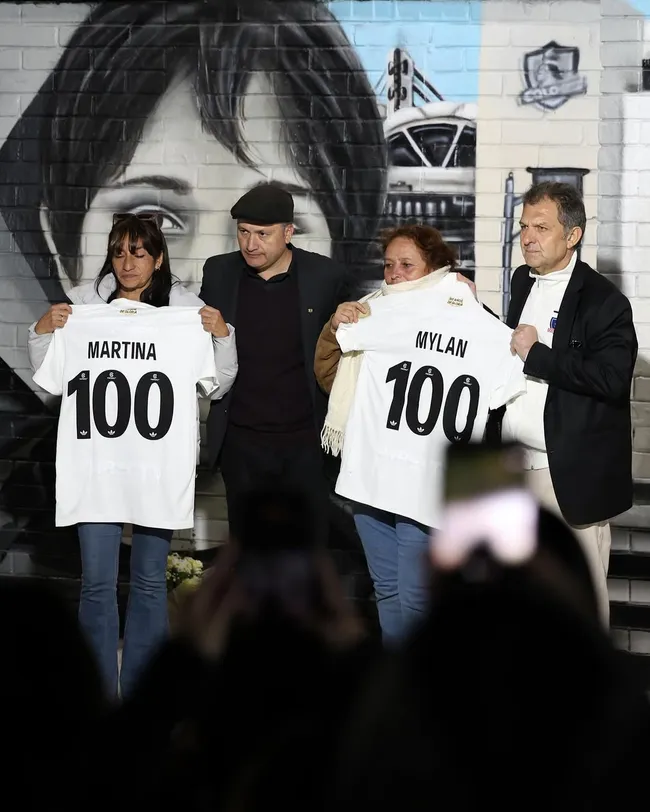 Colo Colo inauguró un mural en memoria de Mylan y Martina.