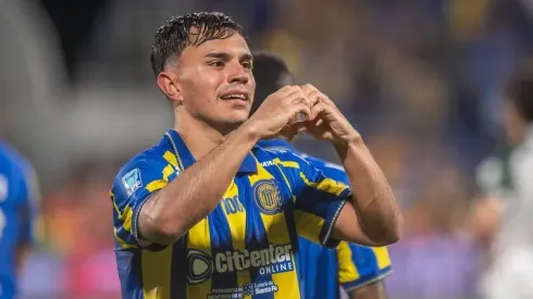 La felicidad de Vicente Pizarro tras ser ovacionado por los hinchas de Rosario Central.