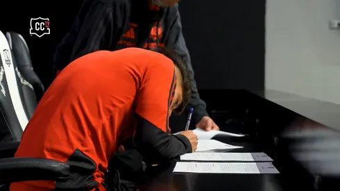 Catalán firma contrato profesional con Colo Colo: su mamá se emocionó.