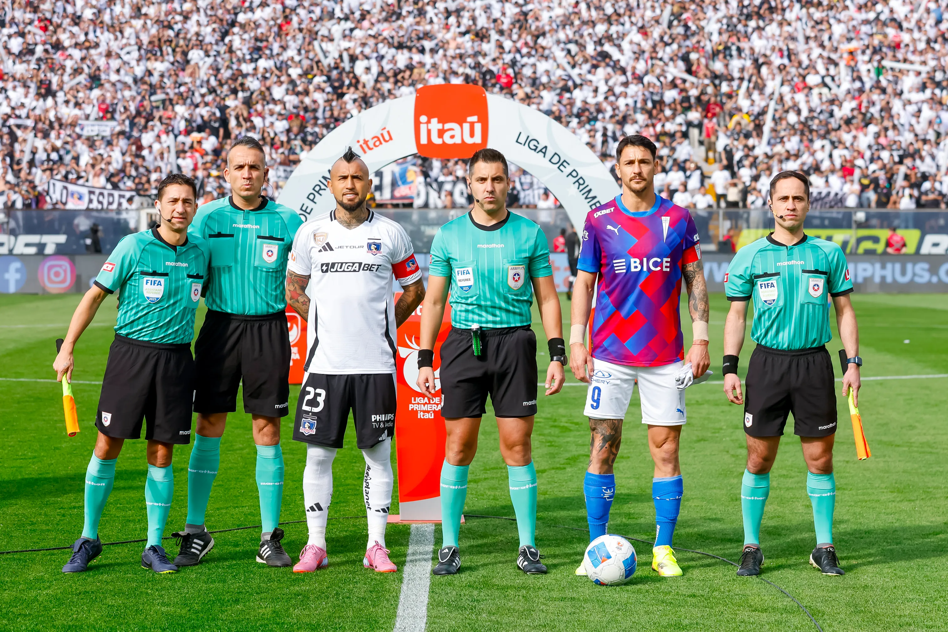 Colo Colo podría recibir a hinchas de la UC en el segundo semestre de 2026 | Foto: Photosport