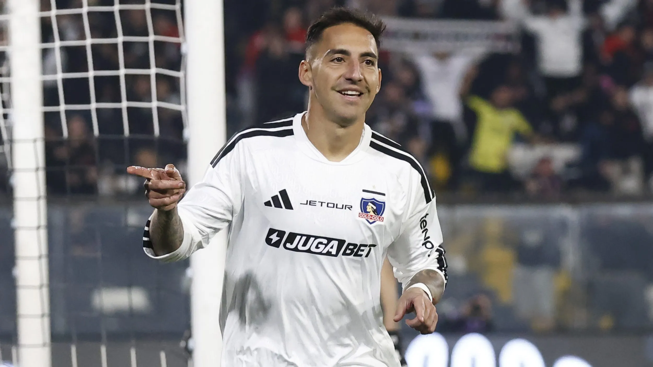 Javier Correa entre algodones en Colo Colo.