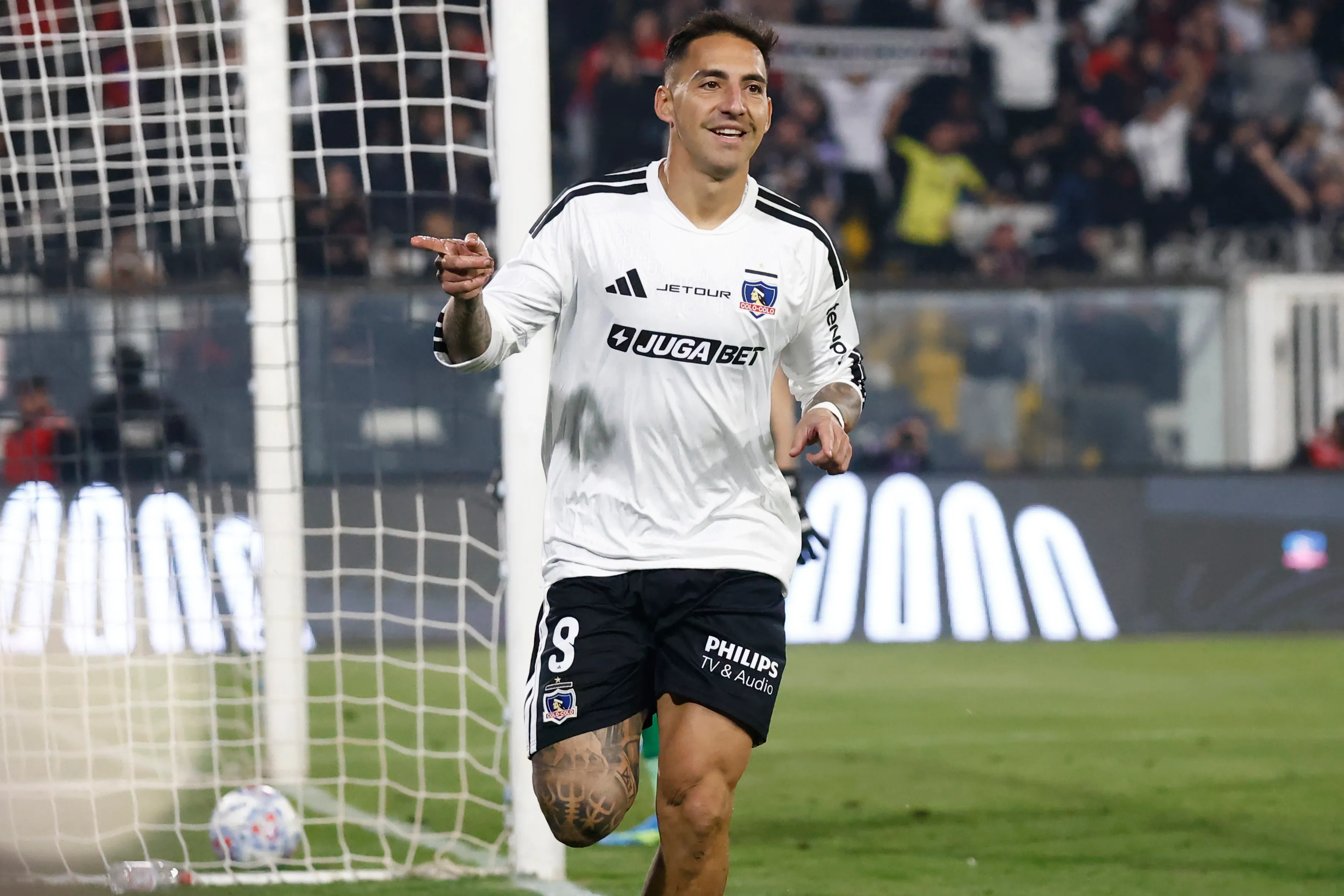 Javier Correa fumó la pipa de la paz con la hinchada de Colo Colo.