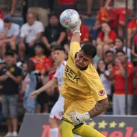 Es formado en Colo Colo, hoy es figura y aborda su posible regreso a Macul