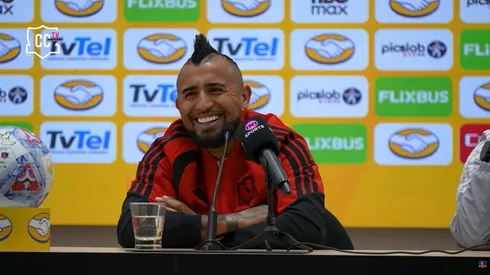 La conferencia más divertida de Vidal en Colo Colo: Ampuero y Ortiz aportaron.
