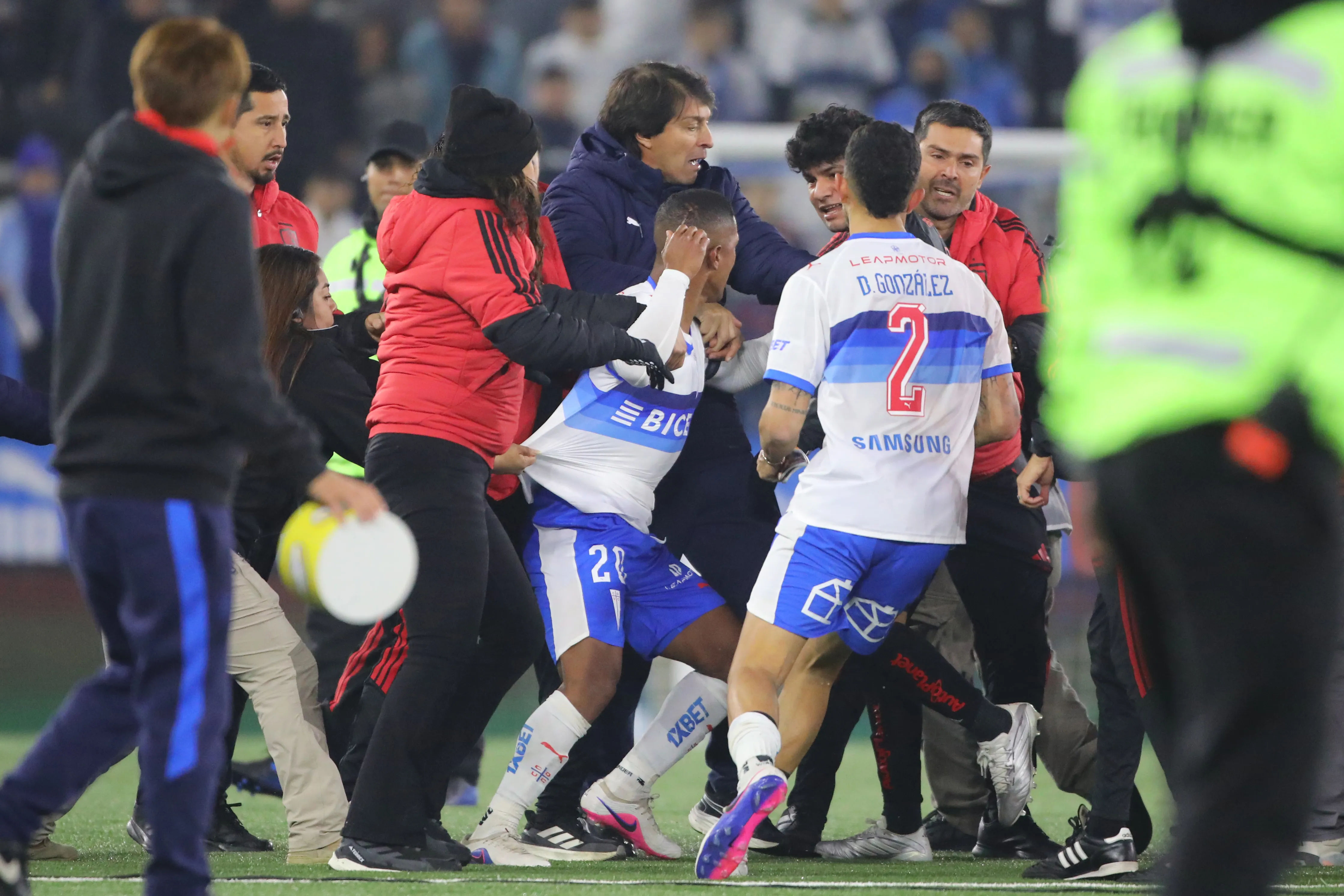 El clásico terminó con una violenta pelea en el Claro Arena | Foto: Photosport