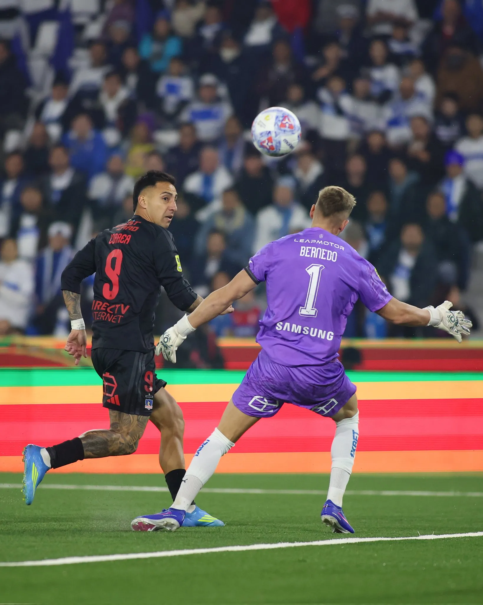 Javier Correa no puede cruzar las piernas por su lesión en el aductor | Foto: Colo Colo