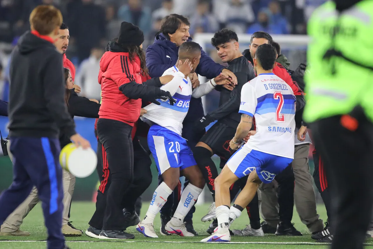 Universidad Católica y Jhojan Valencia demostraron que no saben perder. Imagen: Jonnathan Oyarzun/Photosport
