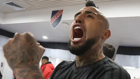 El gesto de Vidal en un tiro libre de la UC ante Colo Colo.