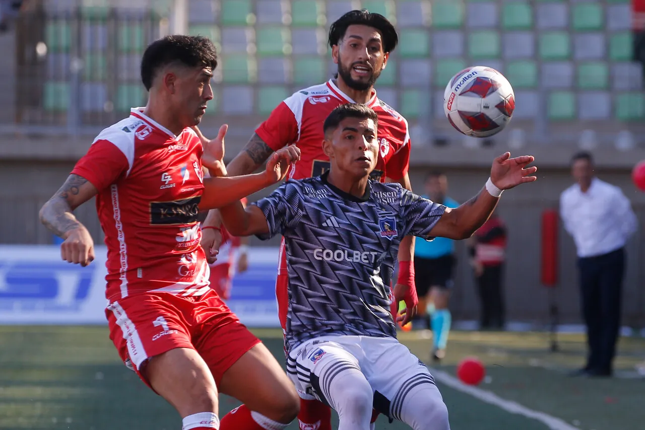 Agustín Ortiz jugando en 2023 ante Colo Colo.Imagen: Marcelo Hernandez/Photosport